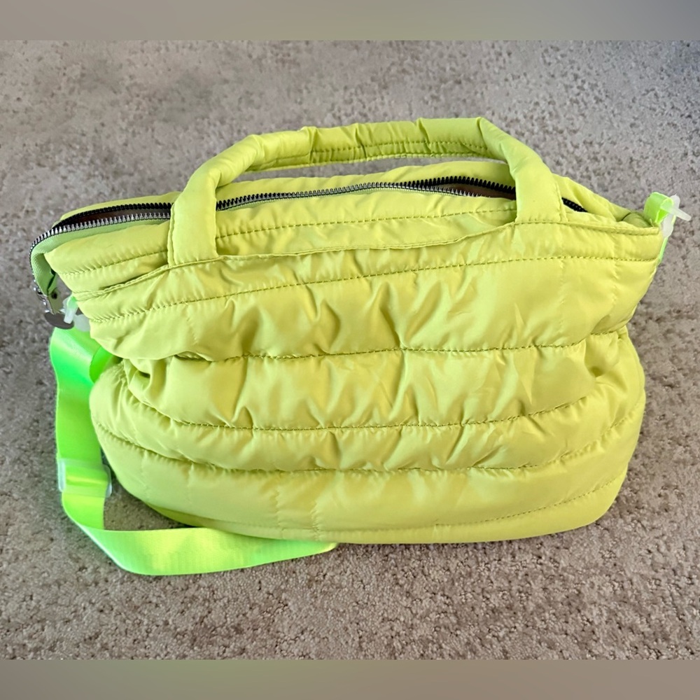 NWT VIBRANT LIME QUILTED PUFFER BAG